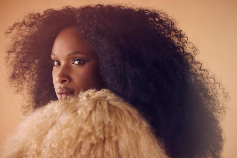 Jennifer Hudson dishes on her new Christmas album, sparkly romance with Common: 'There's nothing like it'

